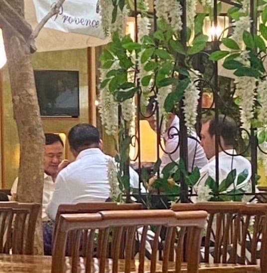 ภาพถ่ายนายทักษิณ เจรจากับนายเมาเออร์เบอร์เกอร์เมื่อช่วงเดือน เม.ย.2568 ที่ ร้านอาหาร Provence  ในห้างเกษรพลาซ่า