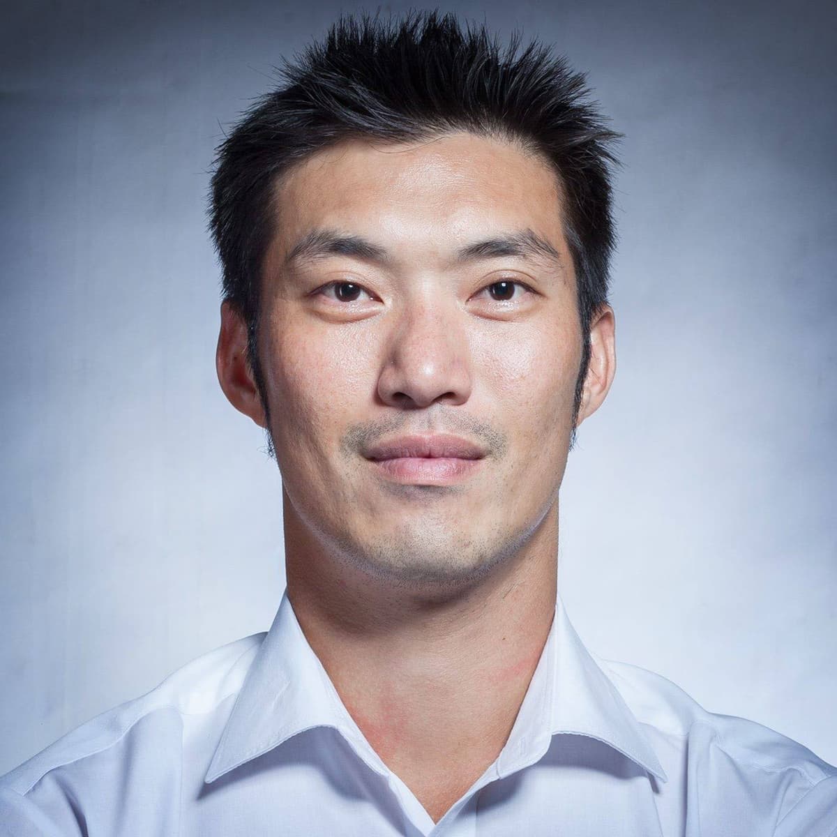 นายธนาธร จึงรุ่งเรืองกิจ