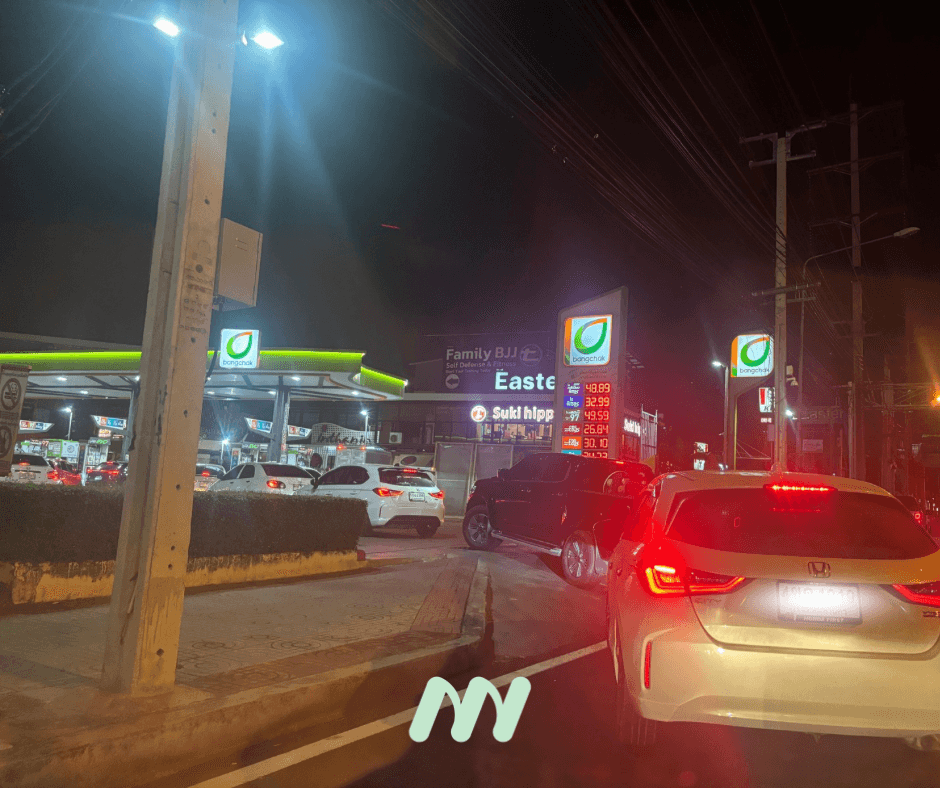 ประชาชนแห่เติมน้ำมันก่อนราคาพุ่ง 6 บาท/ลิตร หลัง กบน.ขยับราคาครั้งใหญ่