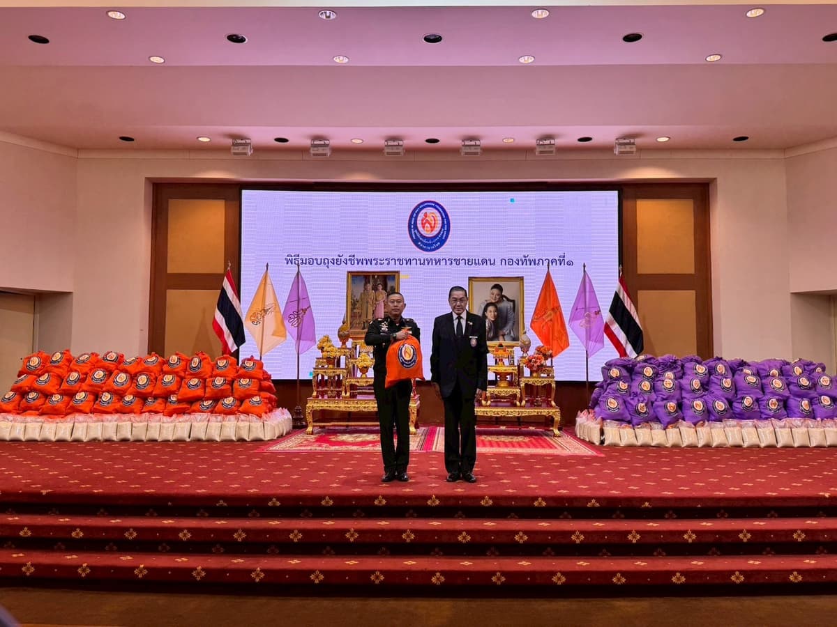 ศาสตราจารย์พิเศษ ดร.สุรเกียรติ์ เสถียรไทย รองประธานกรรมการที่ปรึกษา ผู้ทำหน้าที่แทนประธานกรรมการมูลนิธิฯ เชิญถุงยังชีพพระราชทานมอบให้แก่ พลโท วรยส เหลืองสุวรรณ แม่ทัพภาคที่ ๑