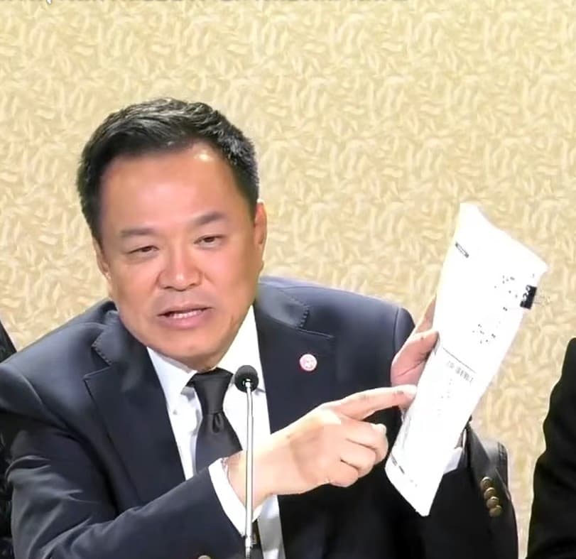 นายอนุทิน ชาญวีรกุล แสดงข้อมูลประกอบการแถลงข่าว