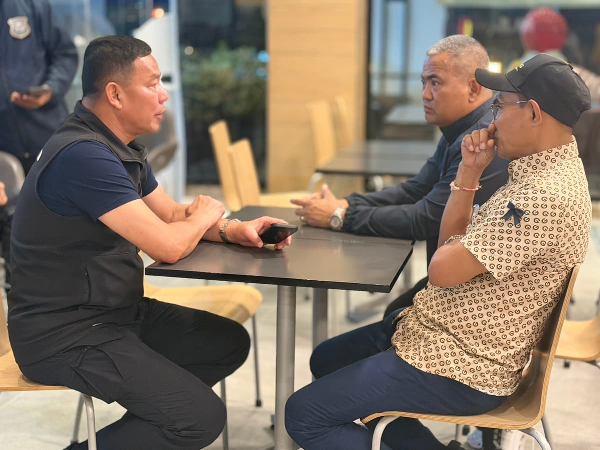 พ.ต.อ.สมพงษ์ สุวรรณวงศ์ รองผู้บังคับการตำรวจภูธรจังหวัดสตูล (เสื้อดำซ้ายมือ) นำทีมรวบตัว