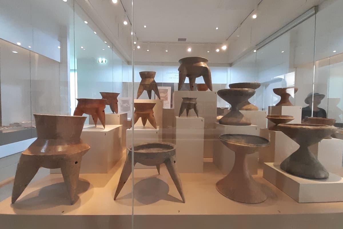 (4)	หม้อสามขาและภาชนะทรงพาน ภาชนะดินเผาของวัฒนธรรมบ้านเก่า ที่สะท้อนเทคนิคการปั้นขั้นสูง