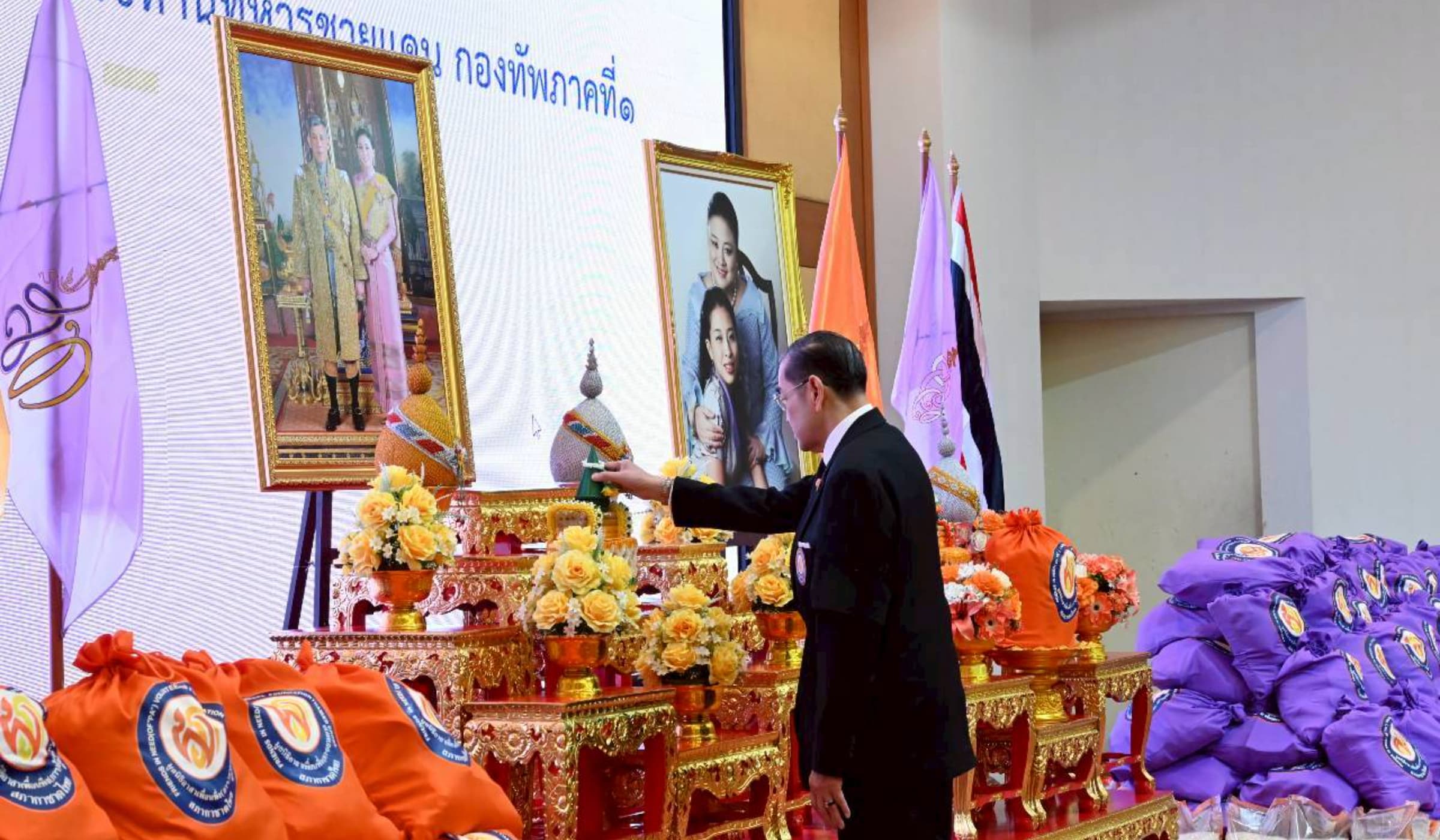 มูลนิธิอาสาเพื่อนพึ่ง (ภาฯ) มอบถุงยังชีพพระราชทานแก่ทหารกองทัพภาคที่ 1