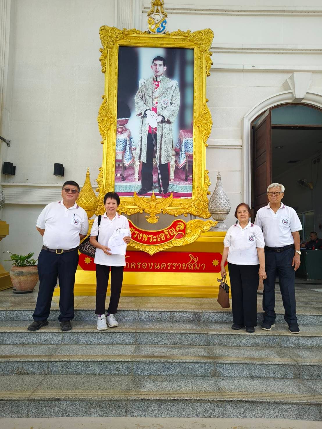 นางสาวพัชรี ตุลาบดี หรือเจ้หลั่น กับชาวบ้านที่รวมตัวสู้คดี