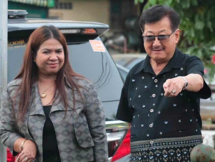 ภาพนางจันทร์จิรา ถ่ายคู่กับ สมนึก ธนเดชากุล นายกเทศมนตรีนครนนทบุรี