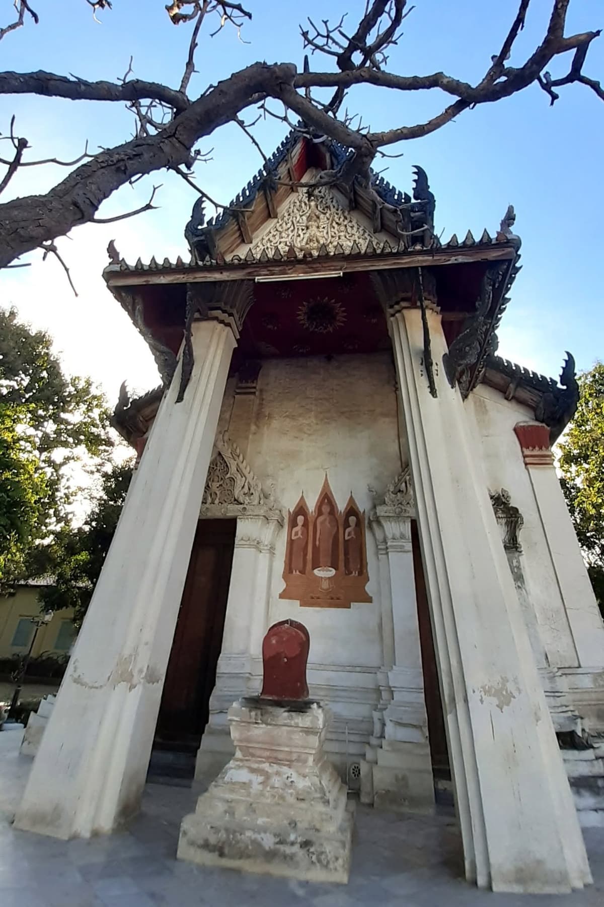 (1) โบราณสถานที่ทรงคุณค่าที่สุดคือ ‘พระอุโบสถ’ ซึ่งมีลักษณะทางสถาปัตยกรรมแบบอยุธยาตอนปลาย