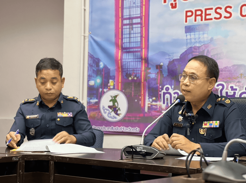 นายบัณฑิต คณะสุวรรณ์ ผู้อำนวยการสำนักงาน ป.ป.ช.ประจำ จ.ตรัง และนายยุทธนา วิมลเมือง หัวหน้ากลุ่มงานป้องกันการทุจริต สำนักงาน ป.ป.ช.ประจำ จ.ตรัง ในขณะนั้น เปิดแถลงข่าวผลคดี