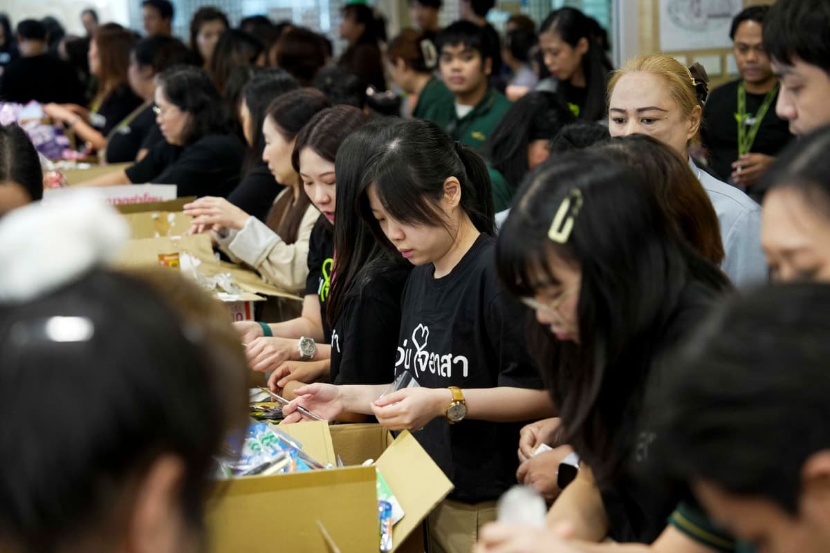04.AIS ระดมพนักงาน “อุ่นใจอาสา” แพ็คถุงยังชีพ 1,000 ชุด